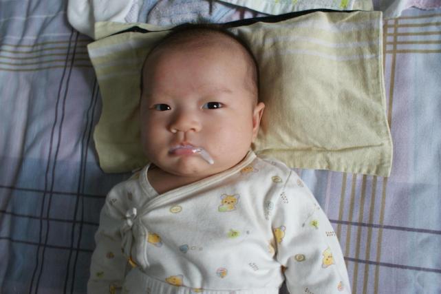 宝宝吐奶， 出了拍嗝，这些“动作”也很重要