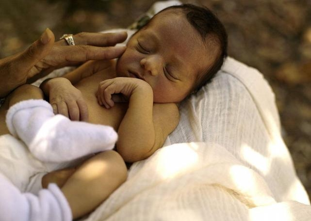 新生儿黄疸是怎么回事？真的和母乳喂养有关系嘛？