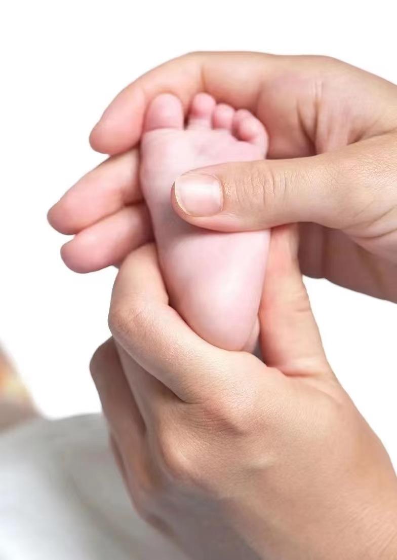 多摸摸宝宝小脚丫，宝宝更聪明：