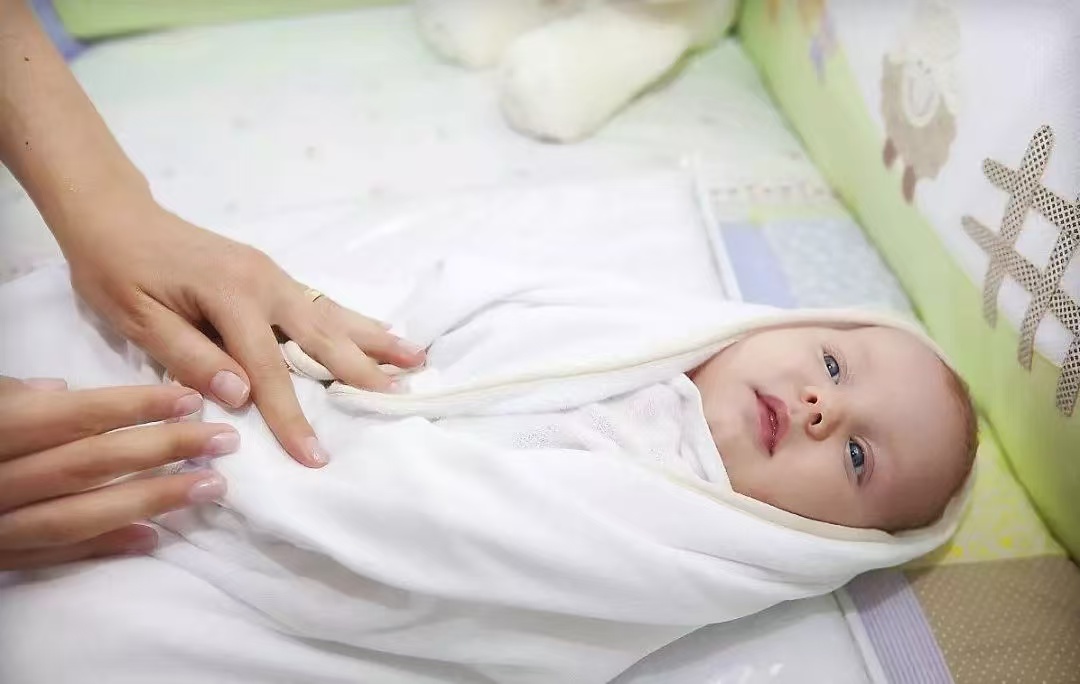 宝宝夏日“踩坑”指南：这9件事，再热也别做，件件都在“偷”健康！