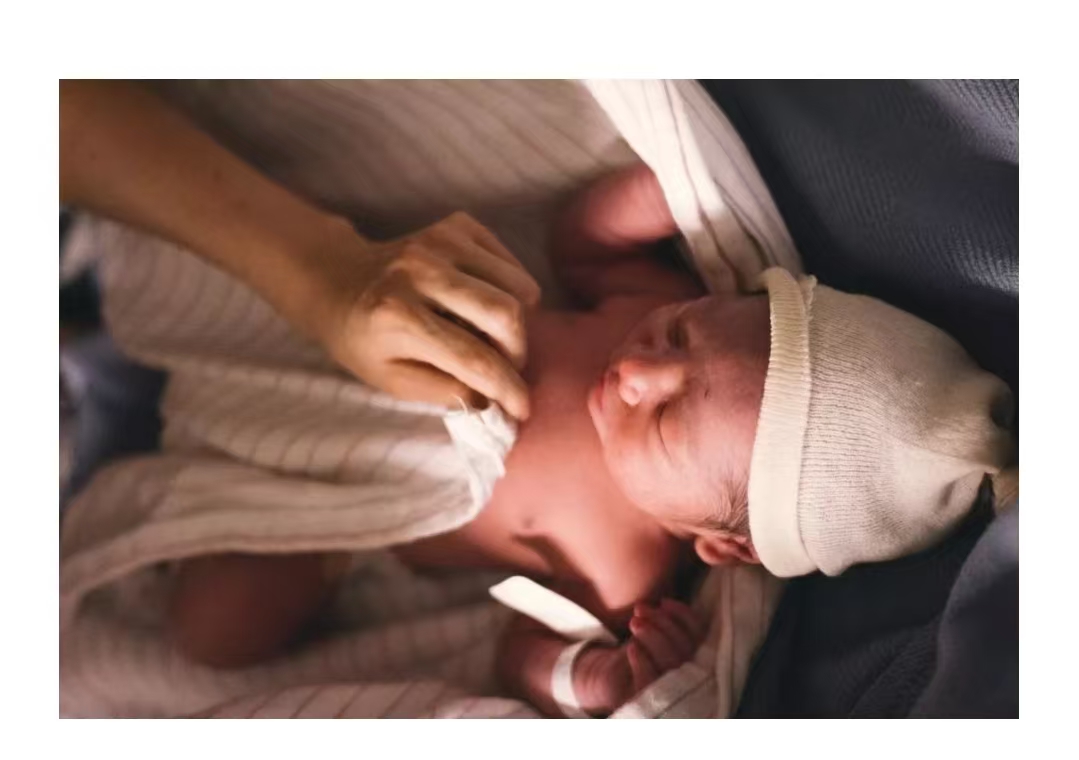 产后黄金 24 小时护理指南：这些关键要点不容小觑